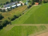 Letecký pohled - větší část pastviny s cestou, vzadu stodola